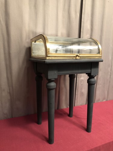 Old small shop dislay case.