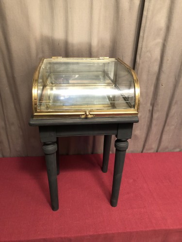 Old small shop dislay case.