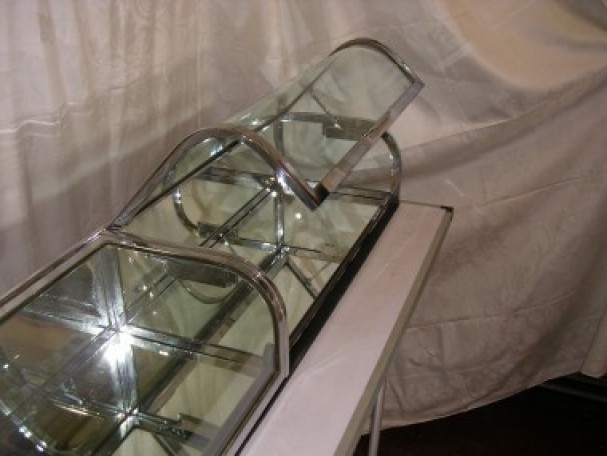 Triple flat chrome vitrine, curved glass