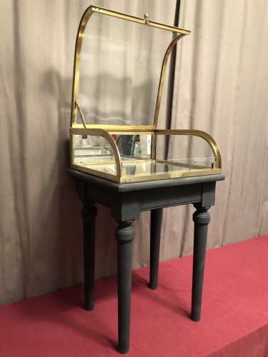 Old small shop dislay case.