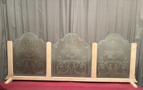 Partition for a bistro, restaurant, or brasserie.