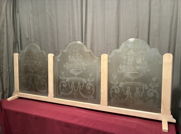 Partition for a bistro, restaurant, or brasserie.