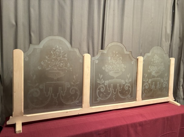 Partition for a bistro, restaurant, or brasserie.