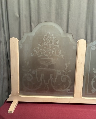 Partition for a bistro, restaurant, or brasserie.