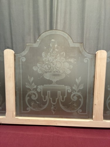 Partition for a bistro, restaurant, or brasserie.