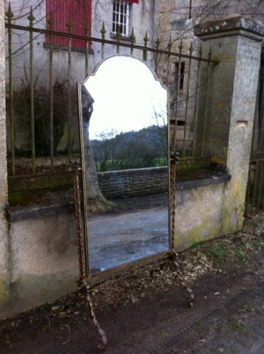 Boutique stand mirror