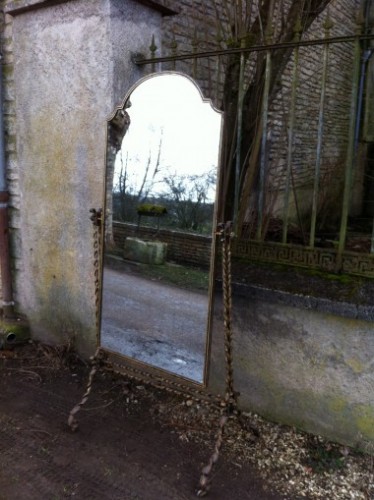 Boutique stand mirror