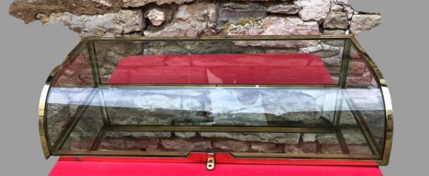 Old shop display case.(reserved)