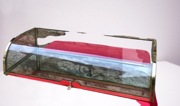 Old shop display case.(reserved)